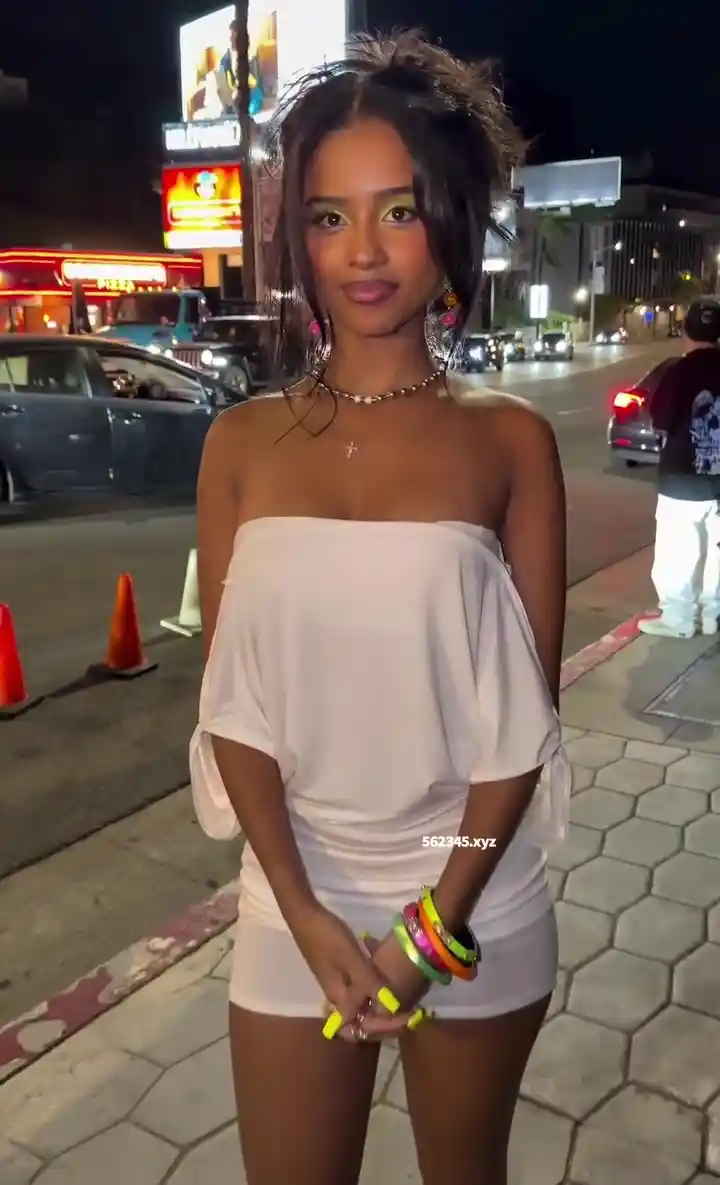 白色抹胸连衣裙 霓虹夜生活街拍 - White Off-shoulder Mini Dress Neon Nightlife - 화이트 튜브탑 원피스 네온 밤거리 스냅 - Váy quây trắng Phố đêm neon rực rỡ - 白のベアトップワンピース ネオン夜遊びスナップ