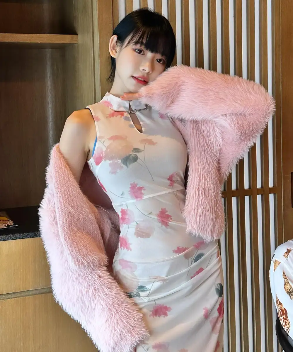 旗袍粉色毛绒外套 - cheongsam with pink fur coat - 치파오 핑크 퍼 코트 - sườn xám áo khoác lông màu hồng - チャイナドレス ピンクのファーコート